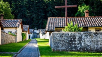 Arezzo, il priore dell'eremo di Camaldoli vieta social e streaming ai monaci