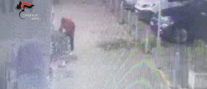 Caivano, "Non &egrave; tuo figlio: dammelo!". Tenta di rapire un bimbo al supermercato