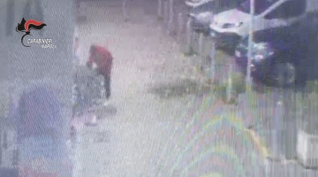 Caivano, "Non &egrave; tuo figlio: dammelo!". Tenta di rapire un bimbo al supermercato