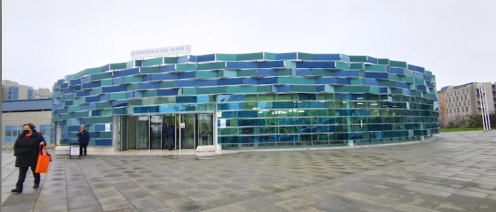 Napoli, parolacce alla tv per un rigore negato: la moglie lo accoltella pensando siano rivolte a lei