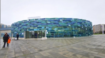 Napoli, parolacce alla tv per un rigore negato: la moglie lo accoltella pensando siano rivolte a lei