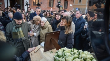 Crans-Montana, la mamma di Achille Barosi: "Mi commuove la dedica di Lauro, un gesto che abbraccia tante famiglie"