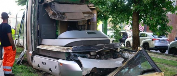 Milano, tram deraglia e investe alcuni passanti: due vittime e 38 feriti