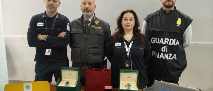 Gioielli e orologi sotto l'uniforme: hostess fermata per contrabbando di preziosi da Dubai