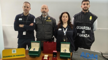 Gioielli e orologi sotto l'uniforme: hostess fermata per contrabbando di preziosi da Dubai
