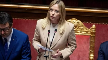 Meloni in Parlamento: "Attacco all'Iran fuori dal diritto internazionale" | E condanna la strage delle bambine