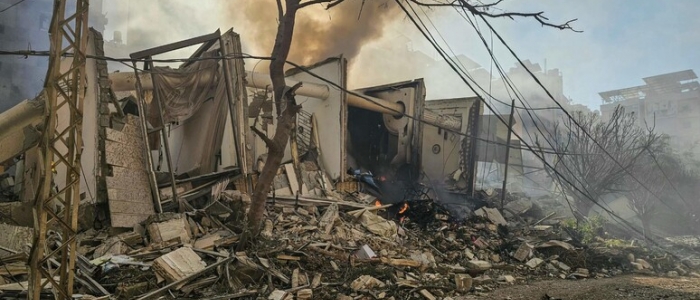 Compagnia Gb: "Colpite tre navi nello stretto di Hormuz | L'Iran bersaglia le basi Usa nel Golfo | Da Teheran: "Mojtaba Khamenei salvo nonostante le ferite"