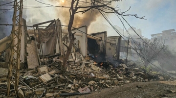 Compagnia Gb: "Colpite tre navi nello stretto di Hormuz | L'Iran bersaglia le basi Usa nel Golfo | Da Teheran: "Mojtaba Khamenei salvo nonostante le ferite"