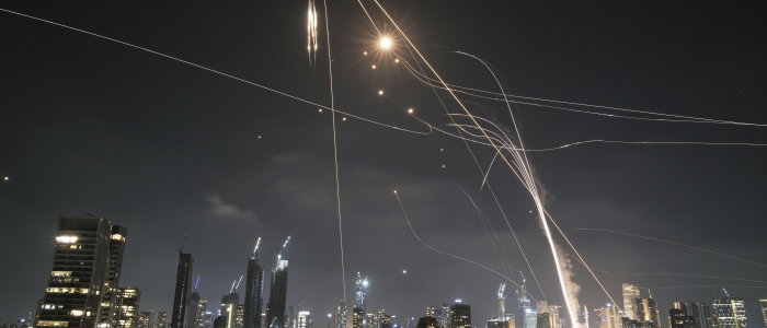 Guerra all'Iran, raid notturno di Teheran su Tel Aviv: due morti | Usa: "Colpite postazioni missilistiche iraniane vicino allo Stretto di Hormuz"