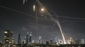 Guerra all'Iran, raid notturno di Teheran su Tel Aviv: due morti | Usa: "Colpite postazioni missilistiche iraniane vicino allo Stretto di Hormuz"