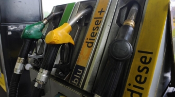 Staffetta, corre il prezzo dei carburanti: in autostrada il gasolio tocca i 2,4 euro