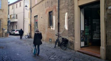 Fano (Marche), proprietaria di un'agenzia di viaggio sparisce dopo aver intascato 200mila euro