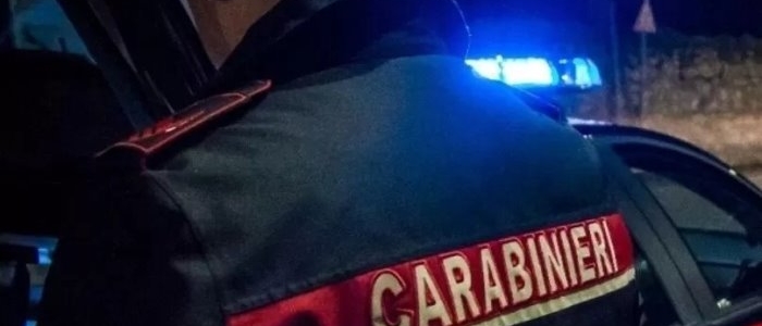 Napoli, ubriaco fugge dal bar con lo champagne rubato. Si mette alla guida del suo tir e finisce contro un'auto: denunciato