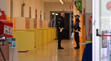 Prof accoltellata a Bergamo, il manifesto dello studente: "Le piace umiliarmi, la uccider&ograve;" | Ecco il testo integrale