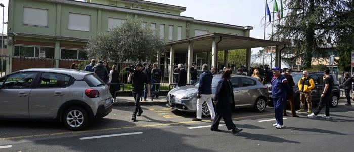Bergamo, dimessa la prof accoltellata: "Vuole tornare a scuola il prima possibile"