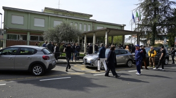 Bergamo, dimessa la prof accoltellata: "Vuole tornare a scuola il prima possibile"