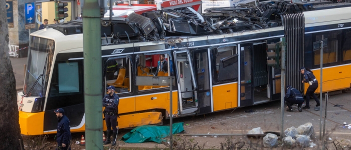 Tram deragliato a Milano, il conducente ai pm: "Svenuto prima di aver saltato la fermata"