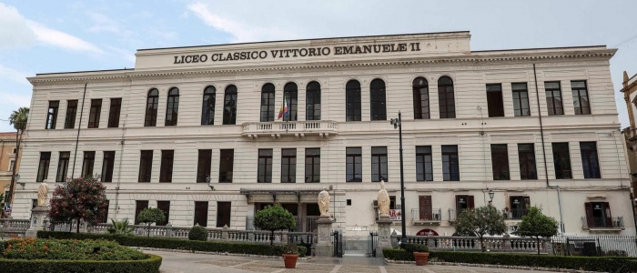 Palermo, prof crolla mentre interroga un alunno: ha un malore e muore