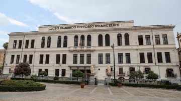 Palermo, prof crolla mentre interroga un alunno: ha un malore e muore