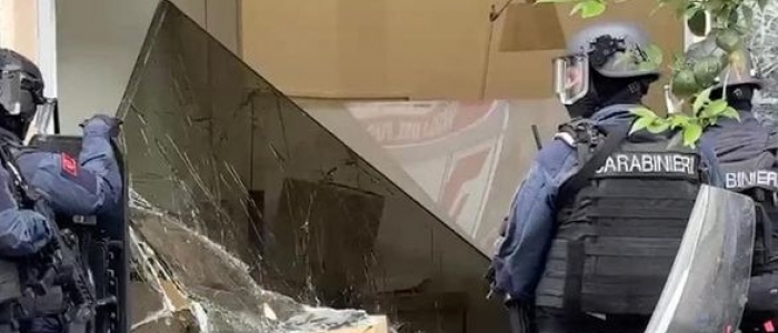 Rapina con ostaggi in banca a Napoli: i malviventi fuggono dai cunicoli sotterranei