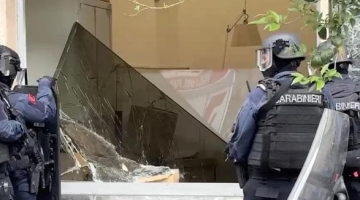 Rapina con ostaggi in banca a Napoli: i malviventi fuggono dai cunicoli sotterranei