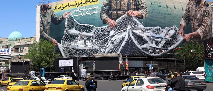 Lascia il segretario della Marina americana | l'Iran sequestra due portacontainer | Teheran riceve i primi introiti dei pedaggi imposti a Hormuz