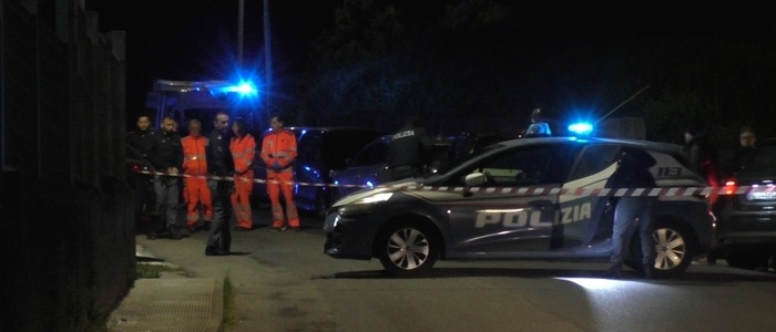Catanzaro, donna si getta nel vuoto con tre figli: morti mamma e due bimbi