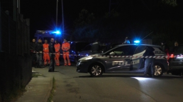 Catanzaro, donna si getta nel vuoto con tre figli: morti mamma e due bimbi
