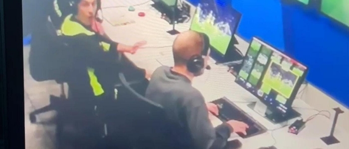 Non solo "bussate": in sala Var il codice segreto era il "Gioca Jouer"