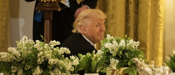Trump con mitragliatrice: "Teheran si dia una regolata" | Von der Leyen: "La guerra in Iran costa all'Ue 500 mln al giorno per l'energia"