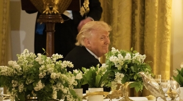 Trump con mitragliatrice: "Teheran si dia una regolata" | Von der Leyen: "La guerra in Iran costa all'Ue 500 mln al giorno per l'energia"