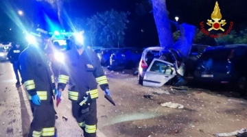Forl&igrave;, tre studentesse si schiantano in auto contro un platano: due morte, una gravissima