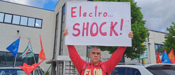 Electrolux in crisi, i lavoratori dopo la notizia dei 1700 esuberi: "Ci spaventa il futuro"