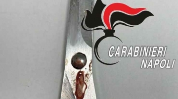 Napoli, prende a forbiciate la moglie dopo una lite: arrestato
