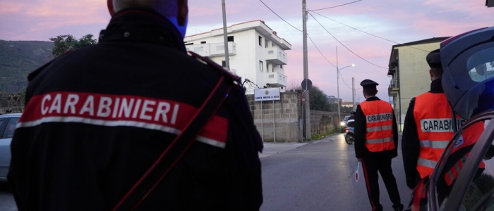 Roma, donna segregata per tre giorni in un edificio abbandonato e stuprata dal branco: 5 fermi