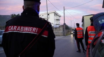 Roma, donna segregata per tre giorni in un edificio abbandonato e stuprata dal branco: 5 fermi