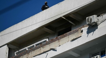 Romania, drone russo su un palazzo | Bucarest chiude il consolato | Il Cremlino: "Risponderemo"