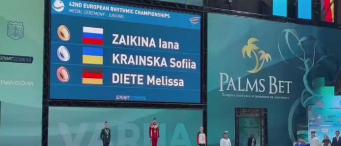 Orecchie e occhi tappati durante l'inno della Russia: la protesta delle baby atlete ucraine