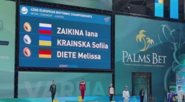Orecchie e occhi tappati durante l'inno della Russia: la protesta delle baby atlete ucraine