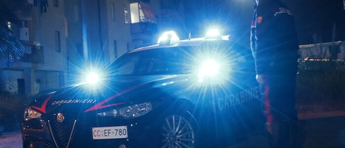 Napoli, segrega la compagna in casa per cinque giorni: poi si mimetizza tra i curiosi e osserva l'intervento dei carabinieri