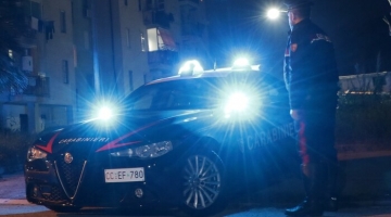 Napoli, segrega la compagna in casa per cinque giorni: poi si mimetizza tra i curiosi e osserva l'intervento dei carabinieri
