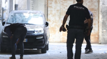 A Napoli disabile gambizzato per un like sui social, fermato un giovane: "Ringrazia perch&eacute; non ti ho ucciso"