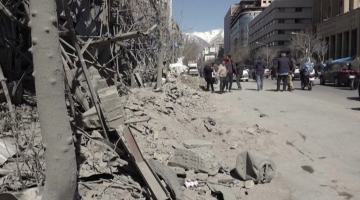 Teheran dopo raid americani: "Valutiamo se proseguire negoziati" | Trump: "Iran ha perso tempo per l'accordo, pagheranno"