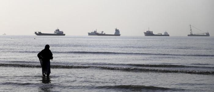 L'Iran annuncia la chiusura totale di Hormuz "fino a nuovo ordine" | Media: "I negoziati procedono nonostante i raid"