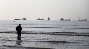 L'Iran annuncia la chiusura totale di Hormuz "fino a nuovo ordine" | Media: "I negoziati procedono nonostante i raid"
