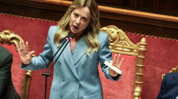 Giorgia Meloni, la rabbia contro Francesco Silvestri (M5s): "Qui senza mai indossare ginocchiere, &egrave; mancanza di rispetto per le donne"