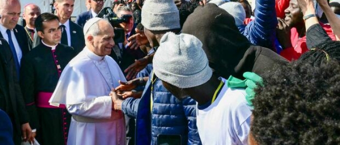 Papa Leone: "Cari fratelli migranti rispettate le leggi del Paese che vi accoglie" | E ai trafficanti di esseri umani: "Fermatevi"