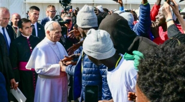 Papa Leone: "Cari fratelli migranti rispettate le leggi del Paese che vi accoglie" | E ai trafficanti di esseri umani: "Fermatevi"