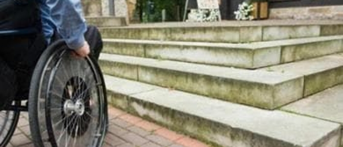 Bari, falso invalido in sedia a rotelle camminava in video sui social: denunciato