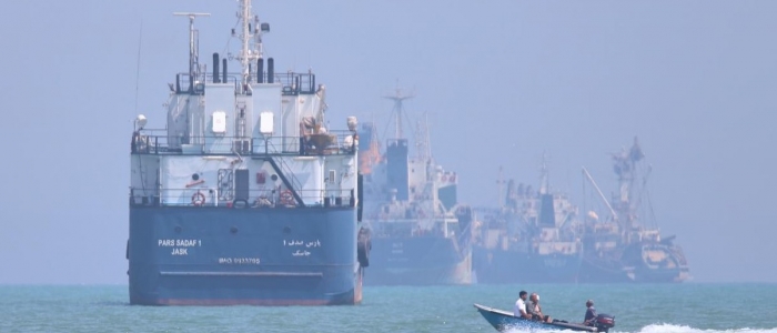 L'accordo Usa-Iran e il nodo Hormuz, Vance: "Ci aspettiamo che resti aperto senza pedaggi" | Ma i media di Teheran avvertono: "Tariffe per passare sospese solo per 60 giorni"